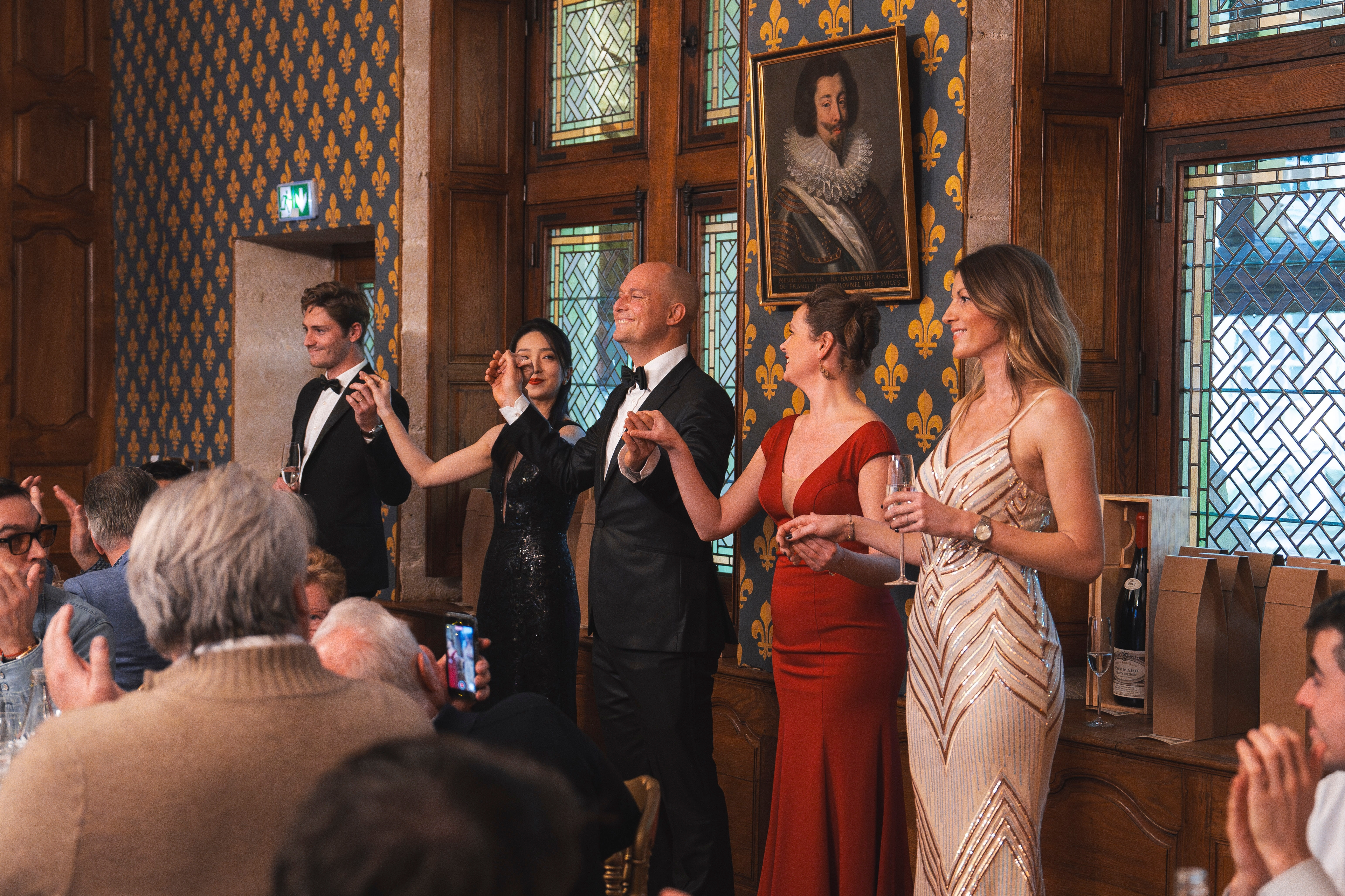 Groupe d’artistes lyriques accueillant les invités avec une performance d’ouverture