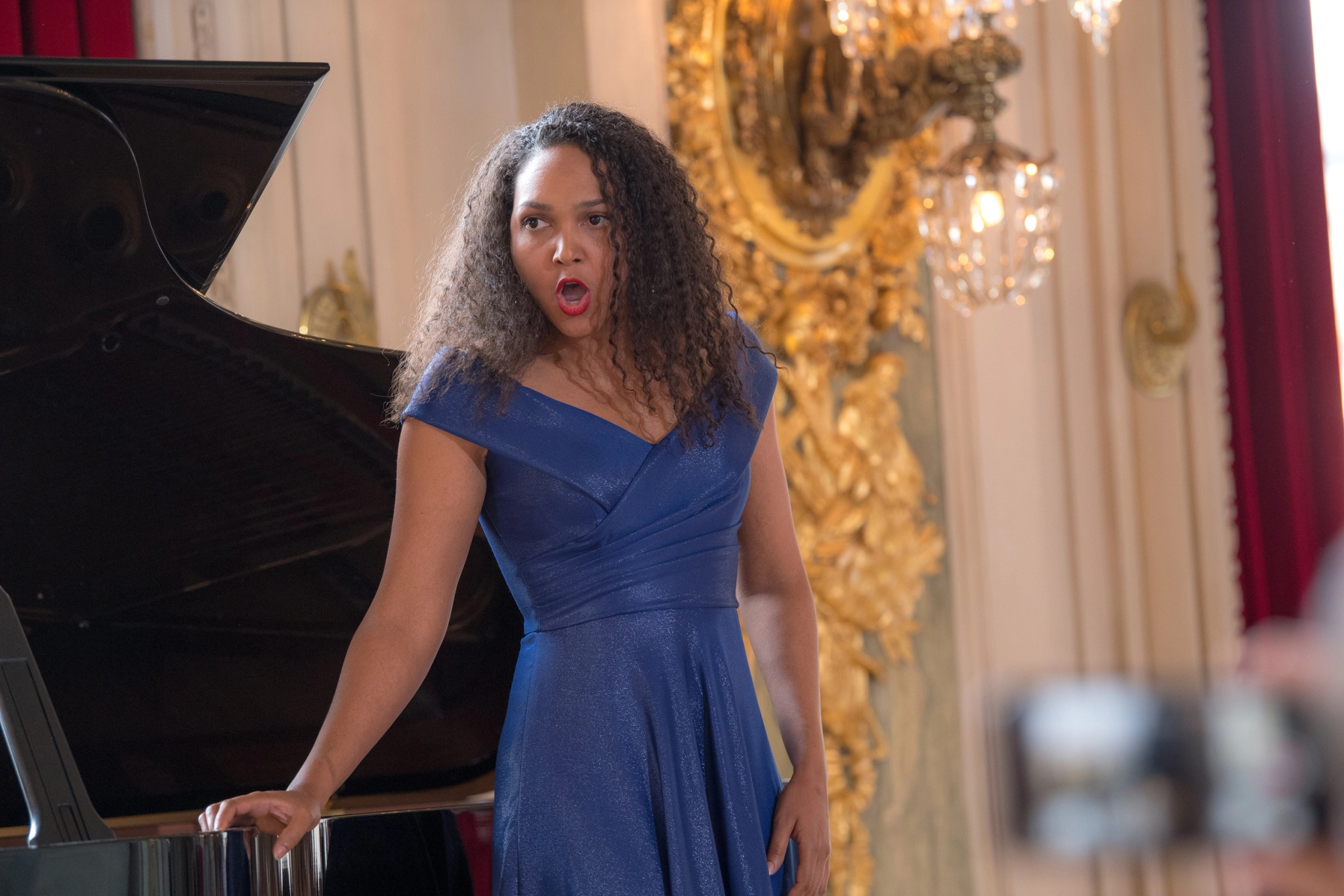 Chanteuse lyrique Bel Canto en robe de soirée interprétant un air d’opéra