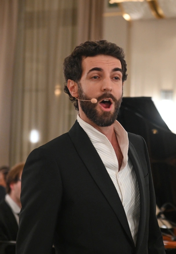 Chanteur d'opéra en pleine performance vocale lors d'un dîner chic