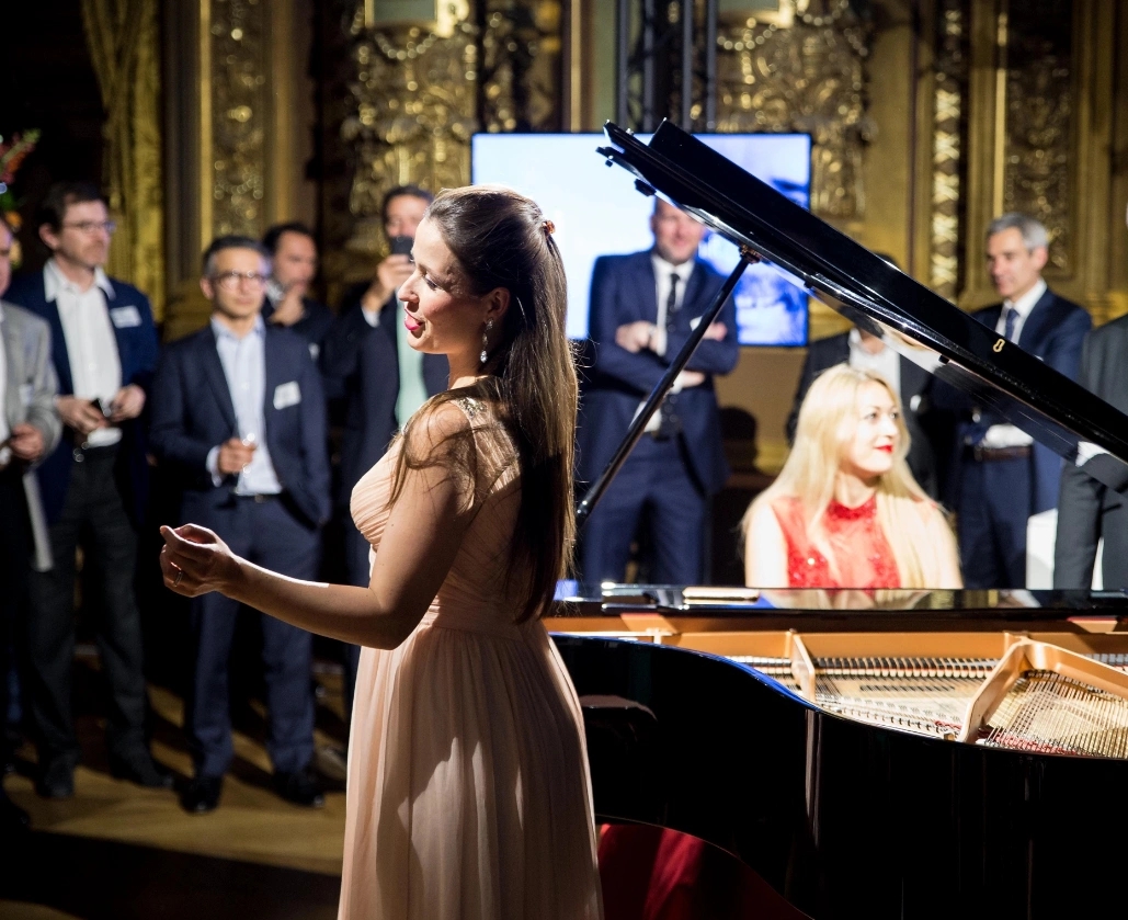 Chanteuse les yeux fermés, ressentant chaque note dans un moment suspendu