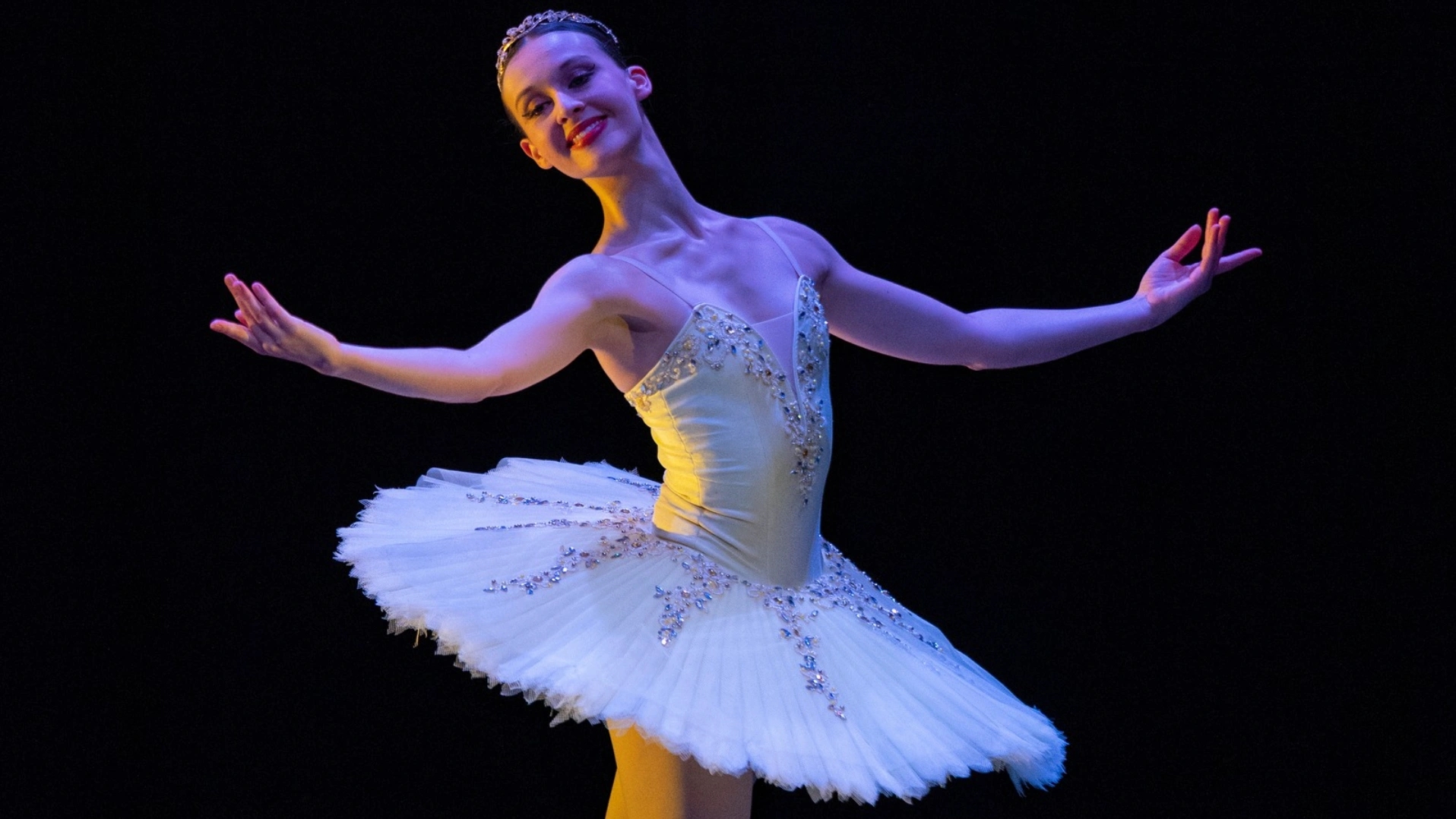 Ballerines en tutu blanc sur les pointes dans l'élan d'un mouvement gracieux