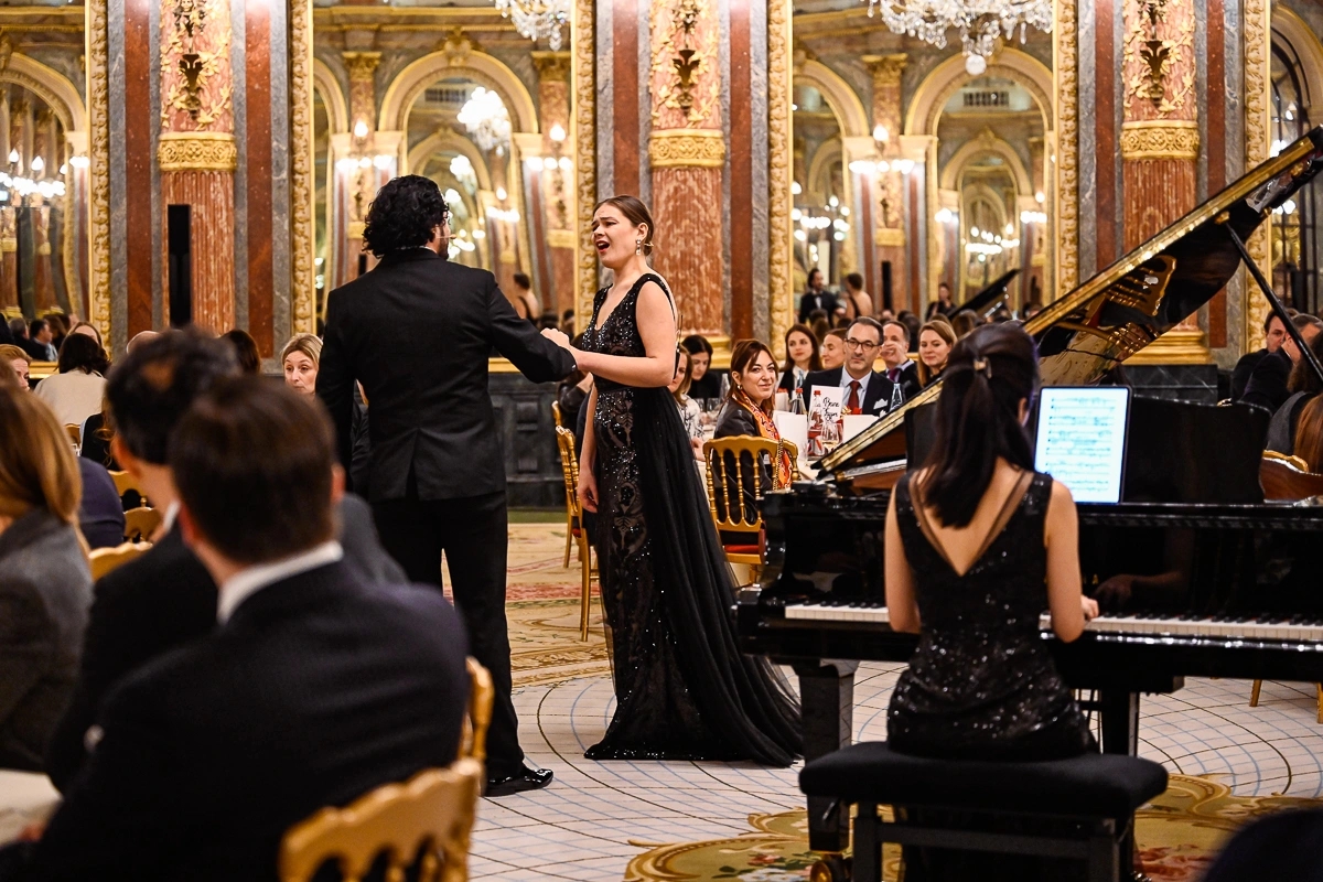 Moment suspendu pendant une performance musicale intime