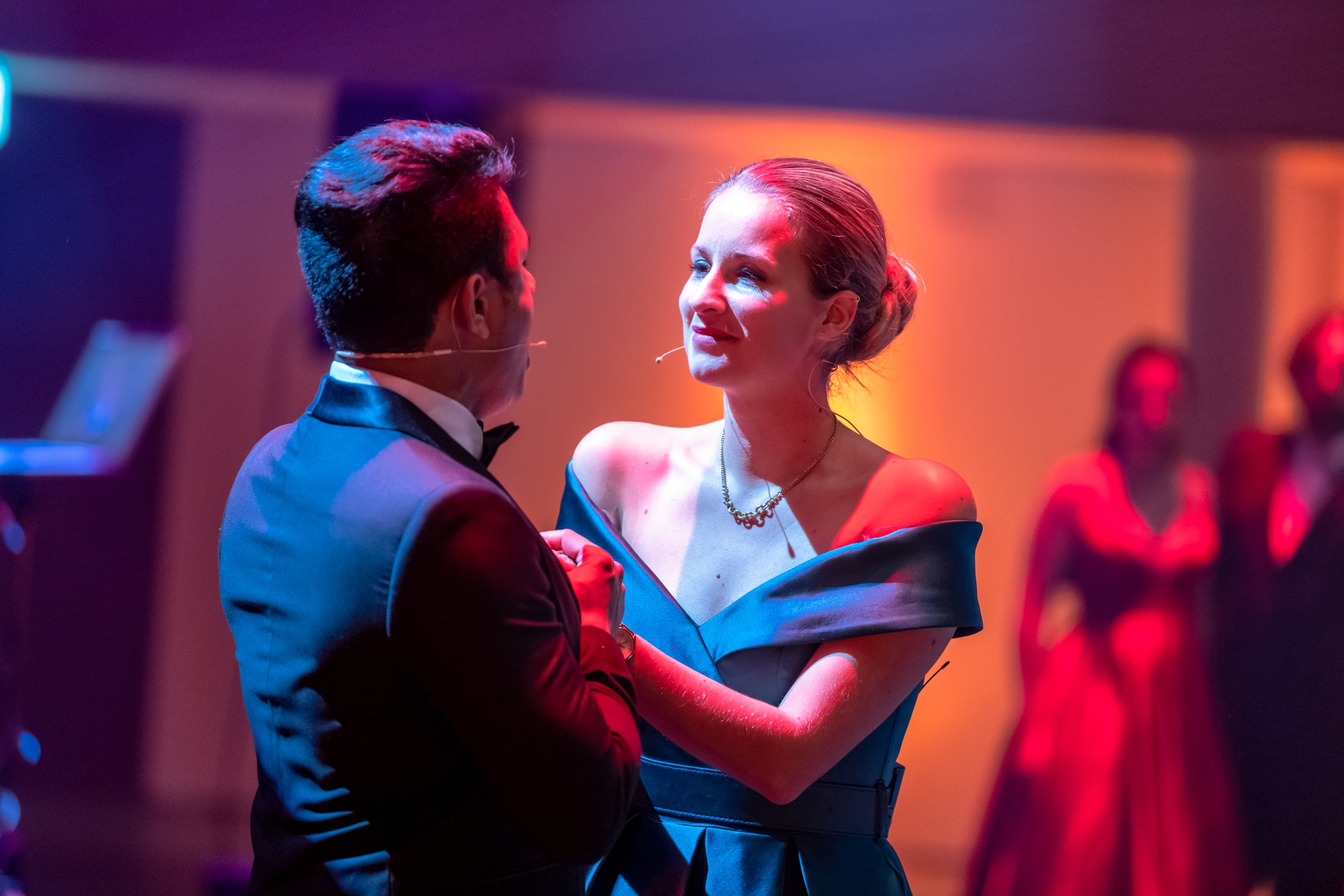 Chanteurs d’opéra interprétant un duo sur scène
