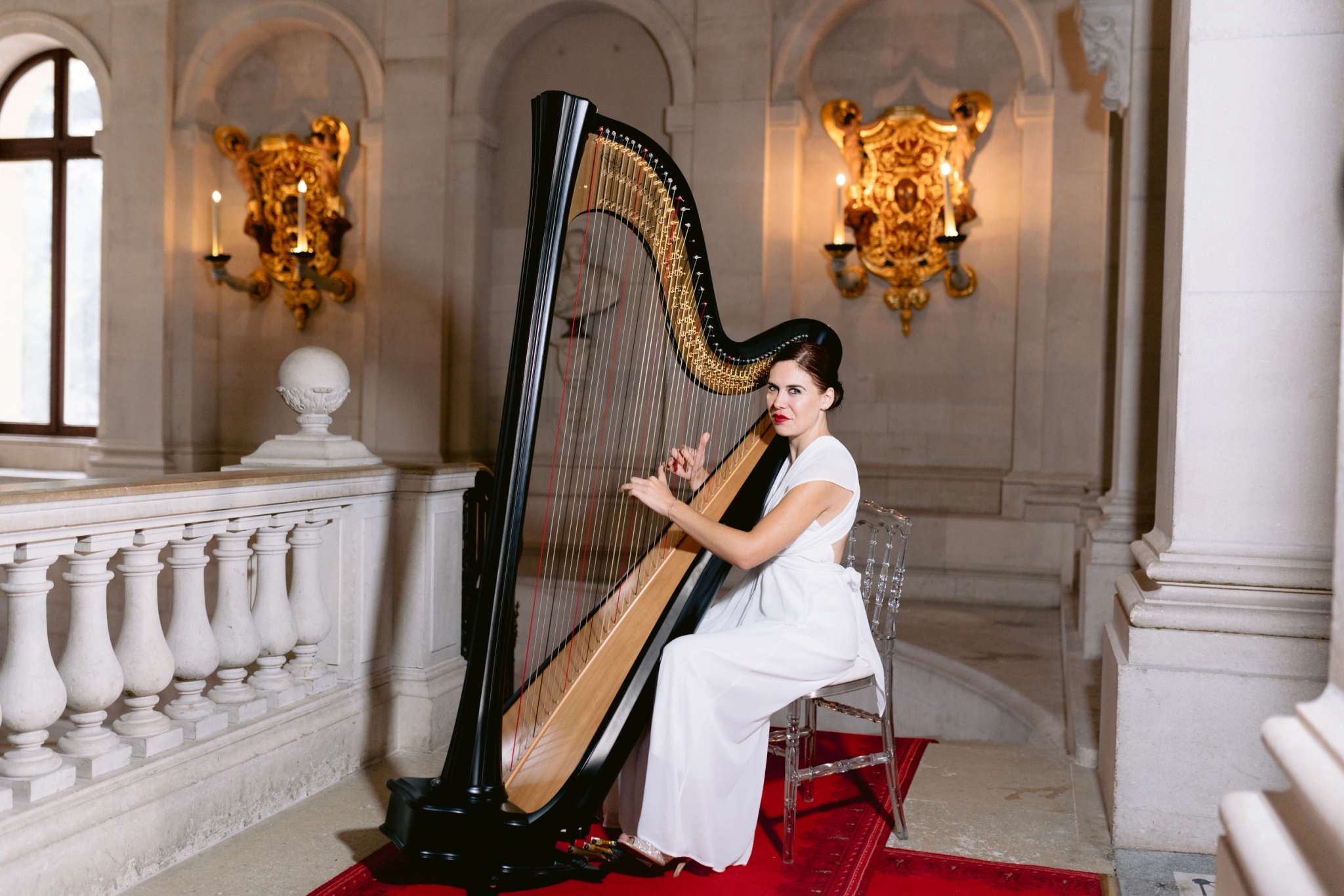 Musicienne jouant de la harpe
