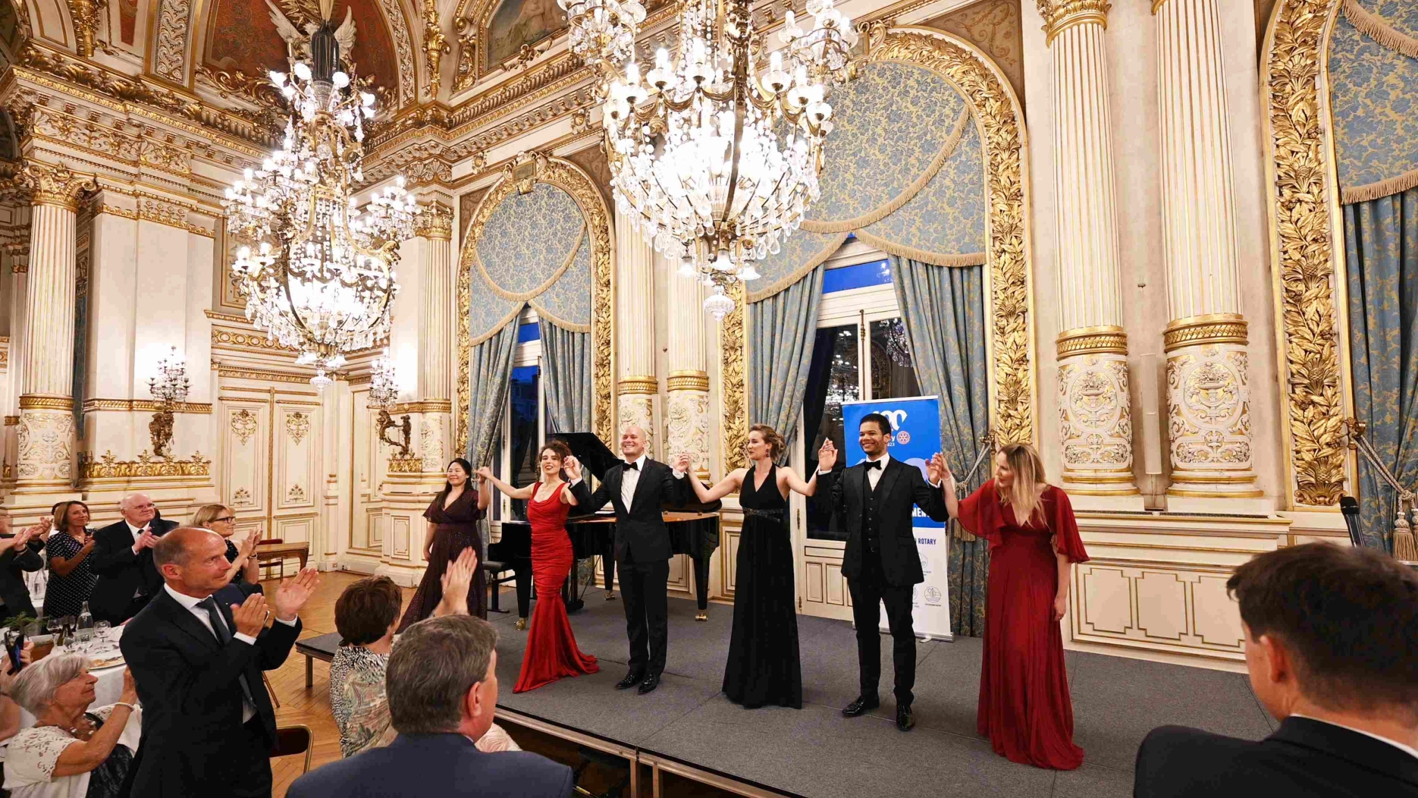 Artistes lyriques posant en costume classique, ambiance théâtrale et profonde