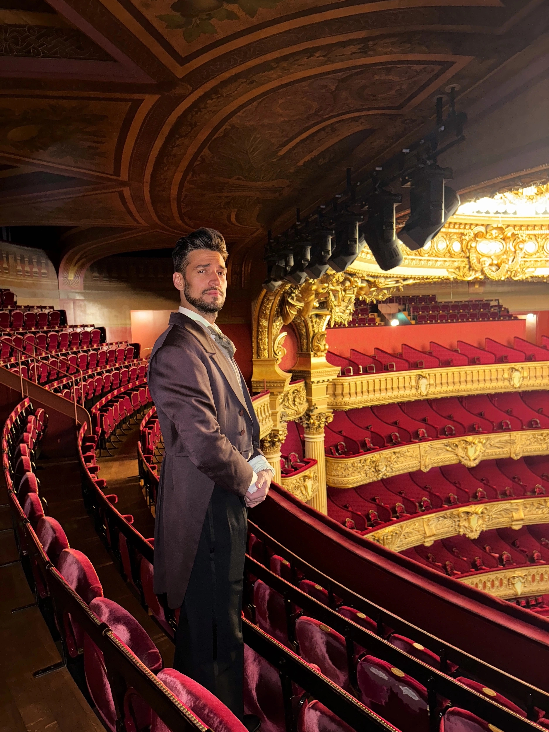 Chanteurs lyric dans une salle d'opéra