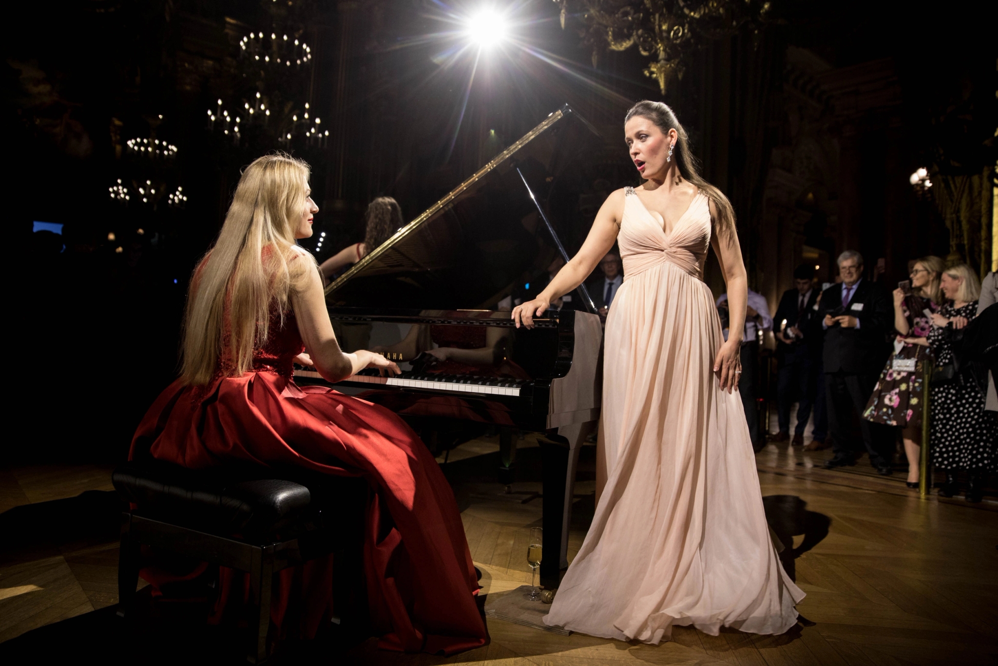 Chanteuse lyrique en robe de soirée lors d’un événement Bel canto