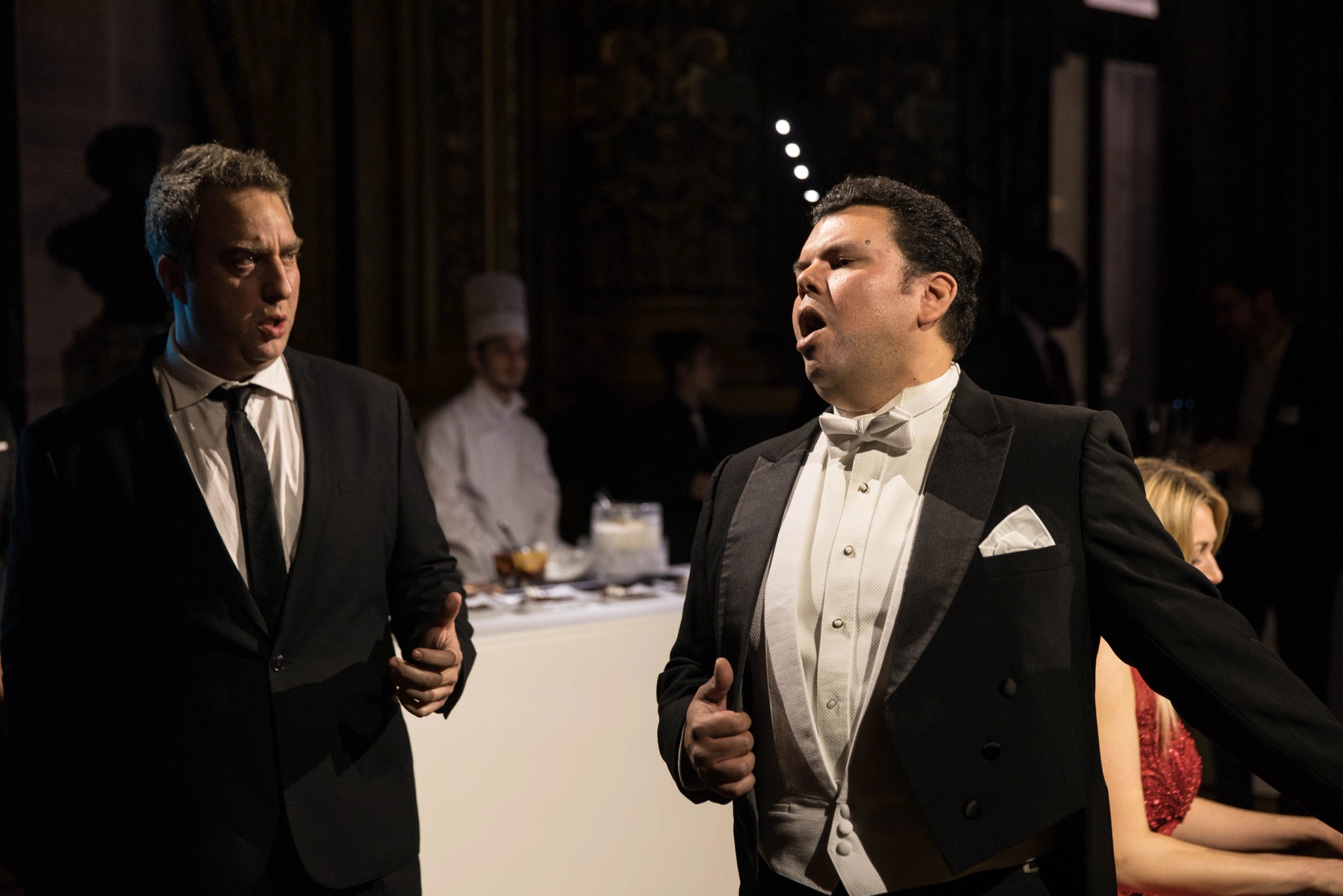 Duo cantateurs en costards réalisant une prestation vocale impressionnante : vivre l'émotion avec Bel Canto