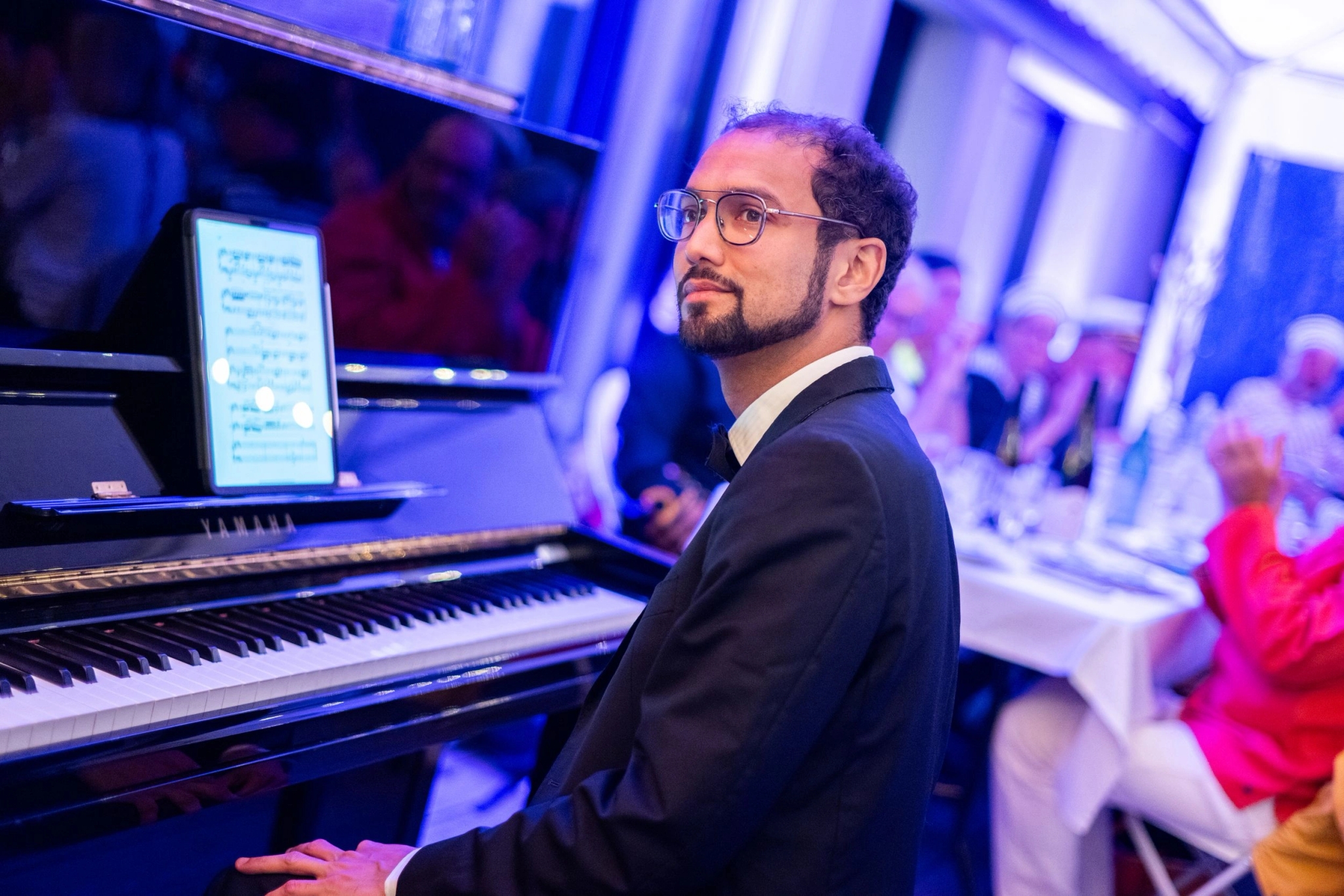 Pianiste concentré durant une prestation du groupe Bel Canto