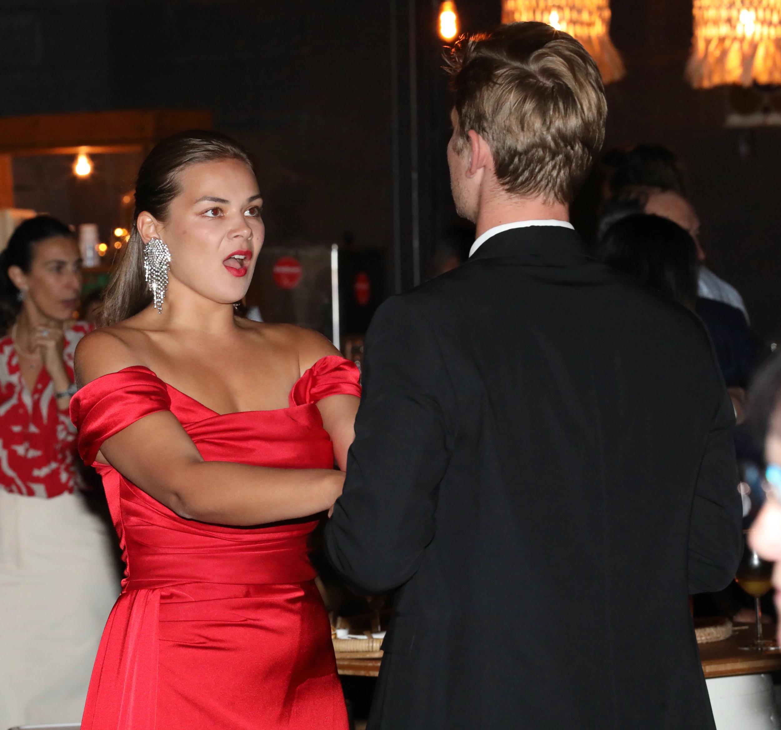 Duo de chanteurs représentant l'élégance Bel Canto : une robe rouge et un costard noir