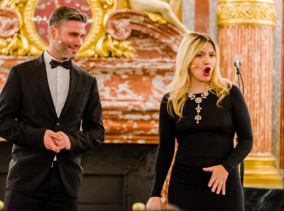 Duo de chanteurs d’opéra en costume se produisant dans un salon élégant