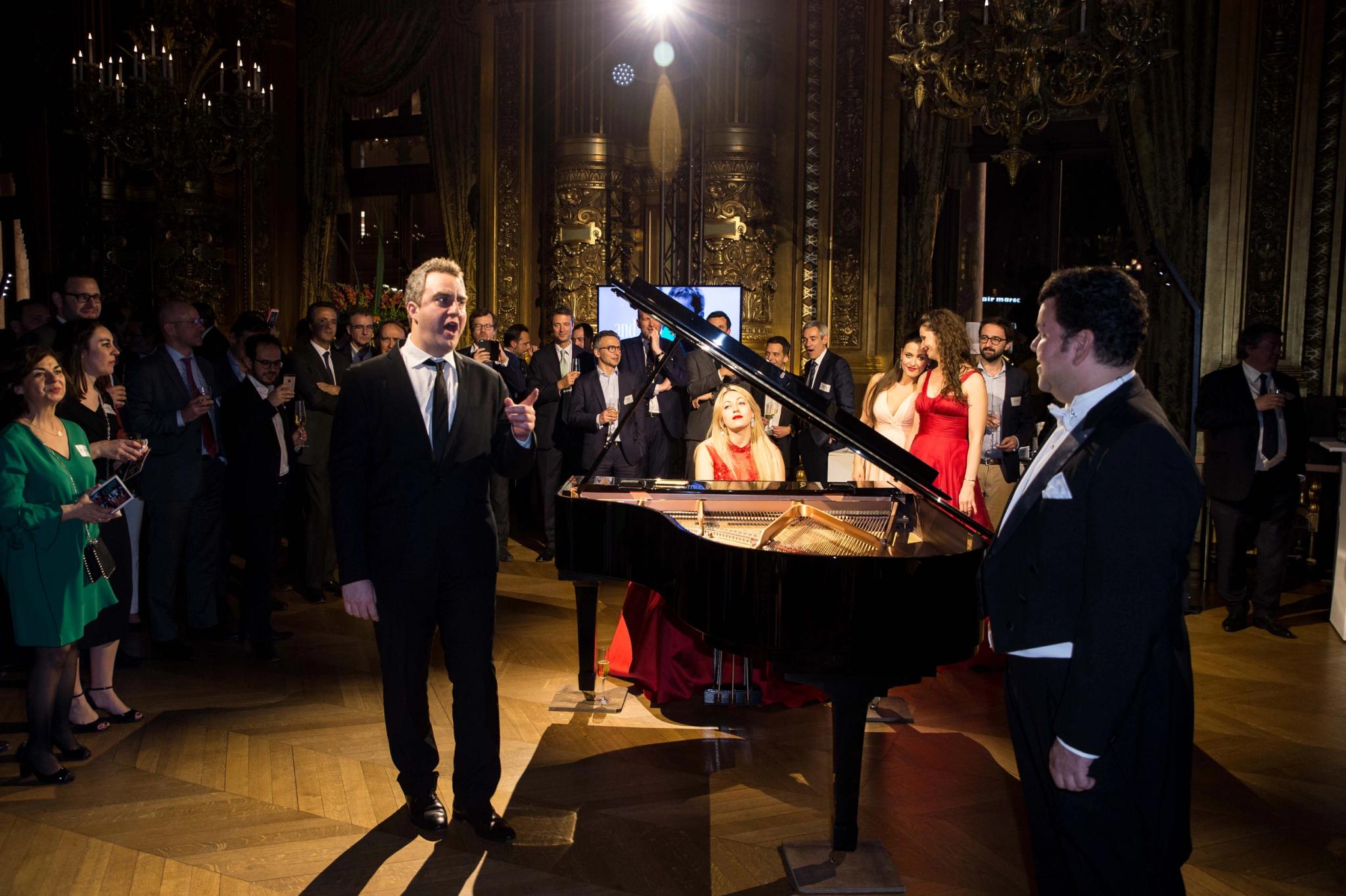 Duo vocal interprétant un air d’opéra dans un salon éclairé