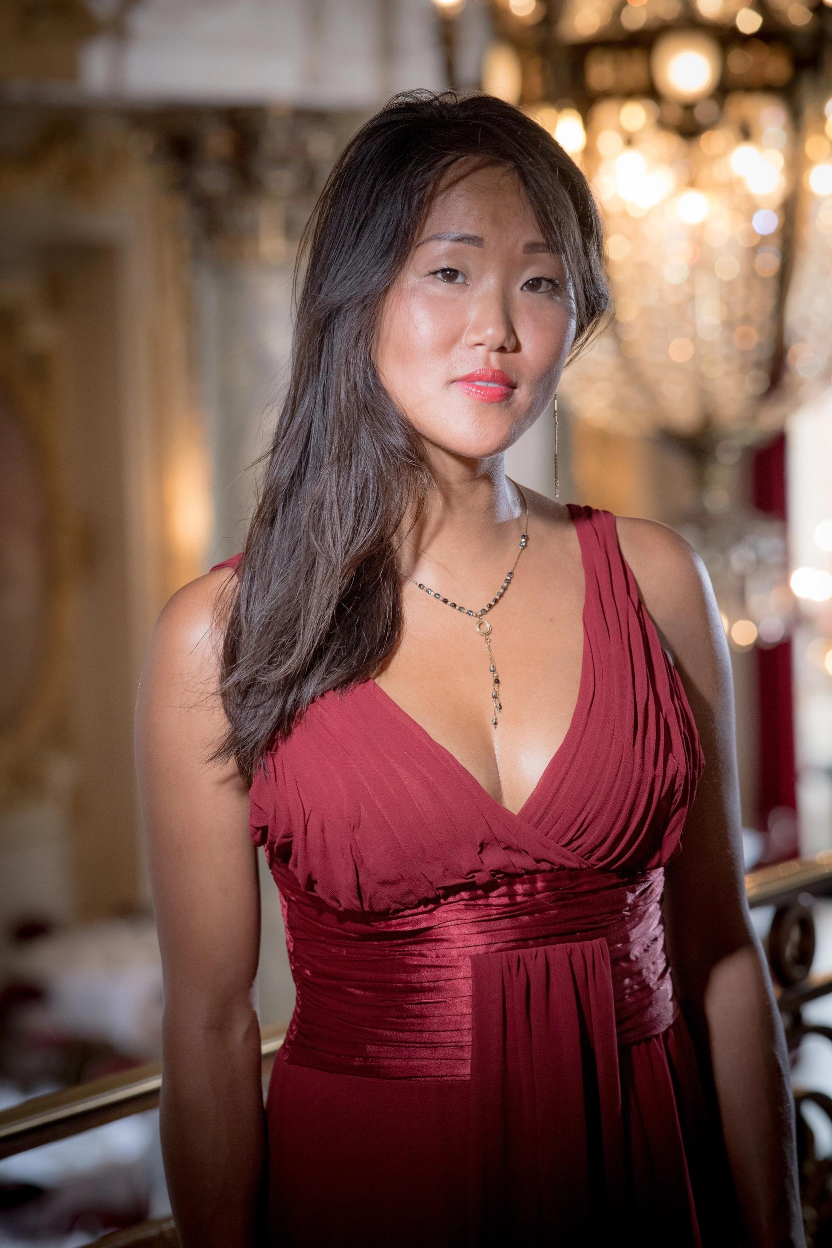 Chanteuse en robe rouge