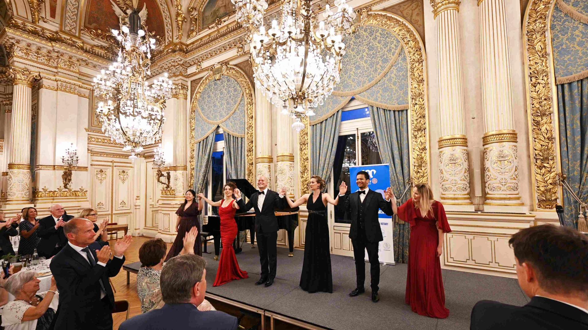 Artistes lyriques posant en costume classique, ambiance théâtrale et profonde