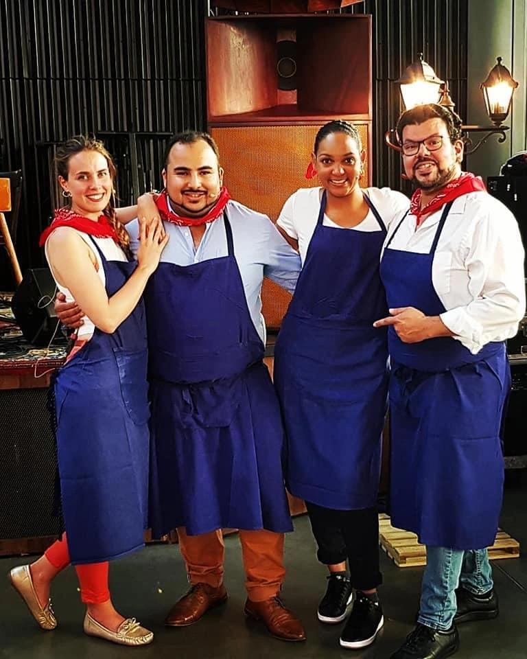 Groupe d'artistes Bel Canto en tabliers bleus