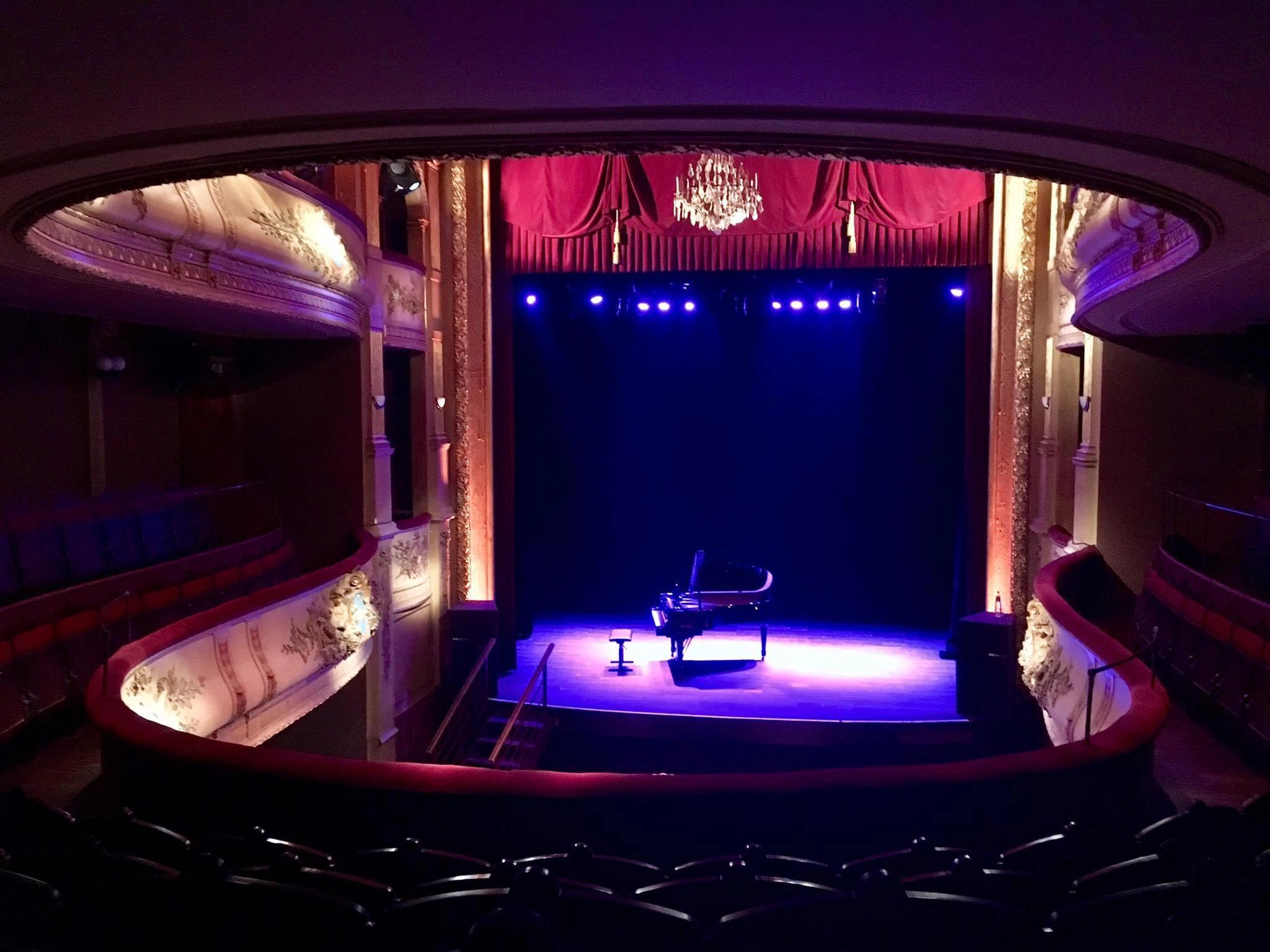 Scène d'opéra vide avant une représentation
