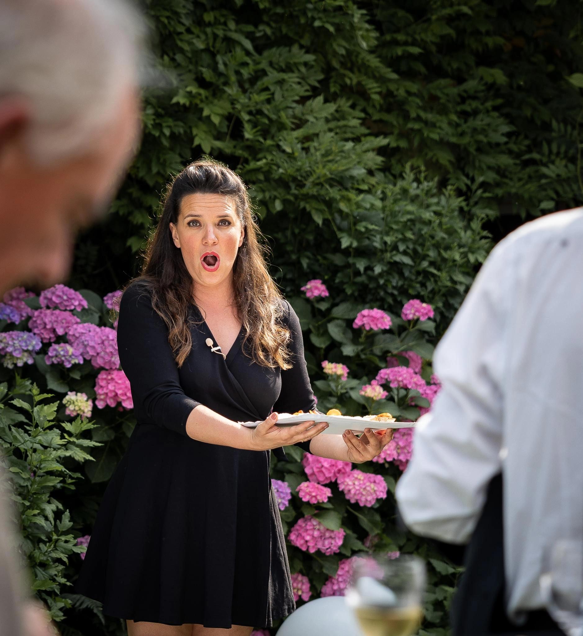 Portrait d’une soprano en robe noire élégante en pleine performance